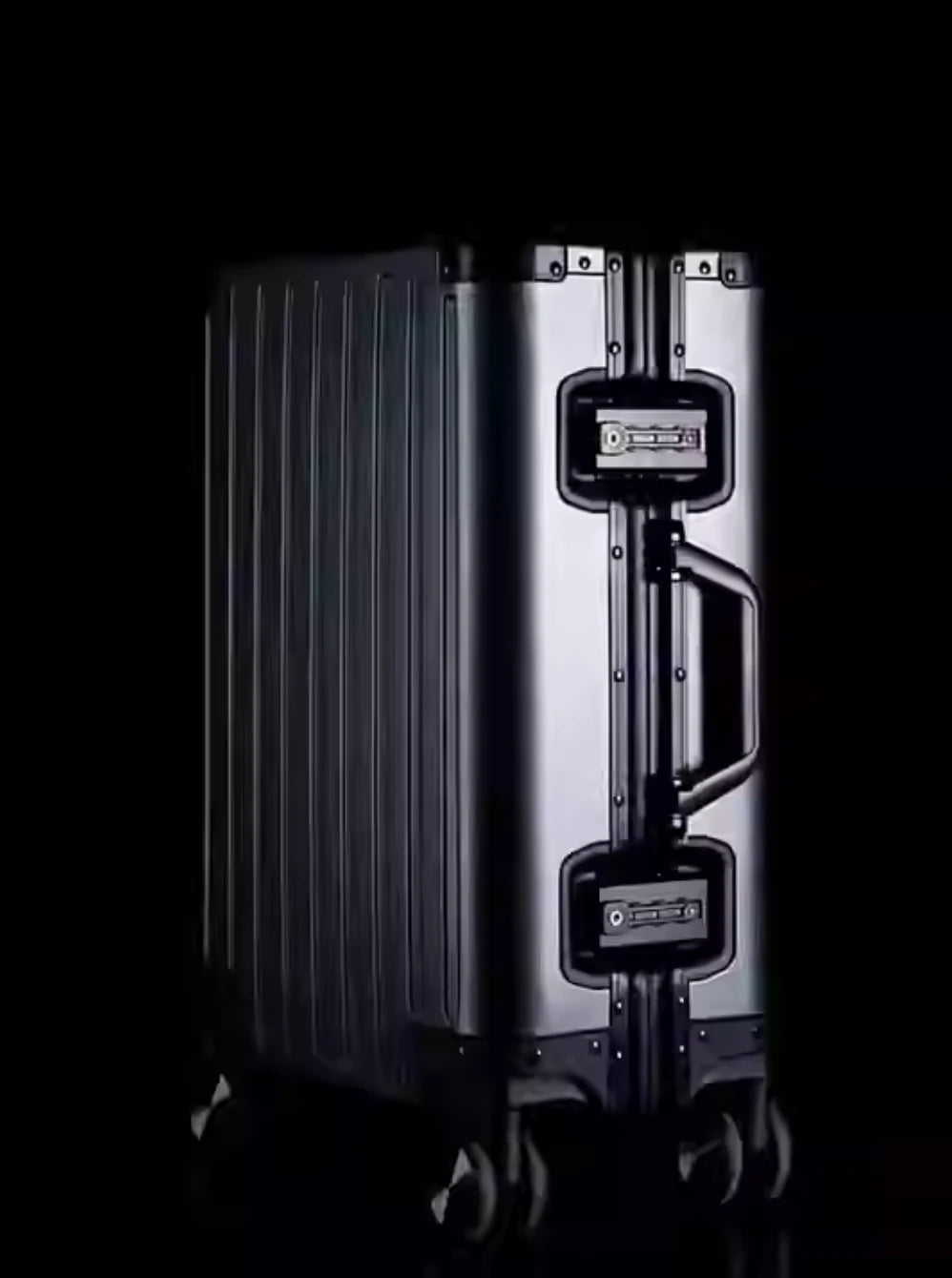 Lyvoi-vs-Level8-Which-Aluminum-Luggage-Is-Better LYVOI
