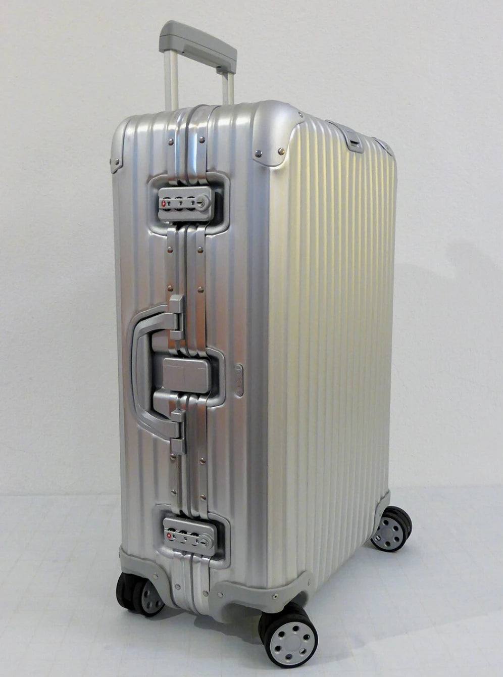 Top-10-Best-Rimowa-Alternatives-Premium-Aluminum-Suitcases-Worth-Buying LYVOI